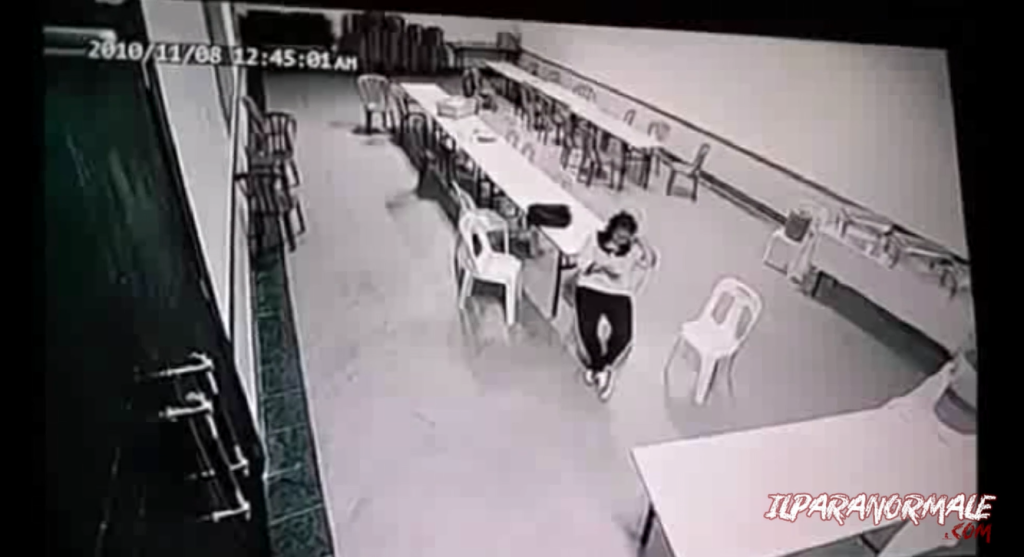 Video - Un fantasma aggredisce una ragazza in Malesia