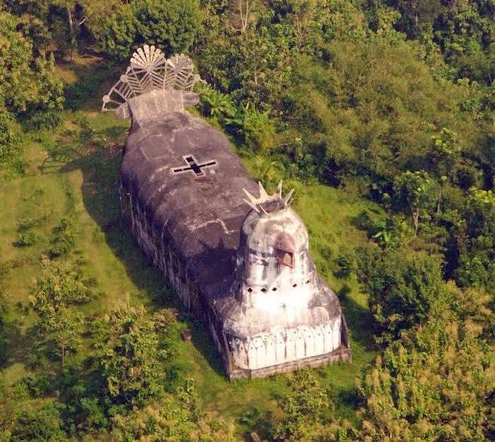 Chiesa abbandonata a forma di gallina 3